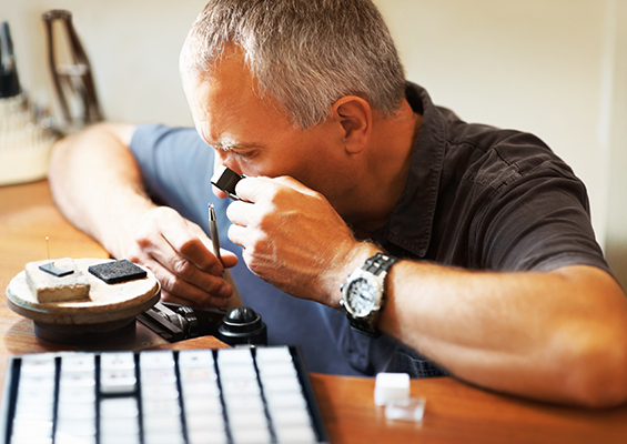 jeweler-checking-diamond-originality-565x400-1