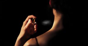 Najpopularniejsze perfumy damskie – ranking zapachów, które pokochały kobiety na całym świecie
