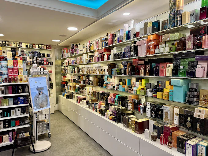 Wnętrze showroomu Indizio w Warszawie z regałami pełnymi perfum niszowych i markowych