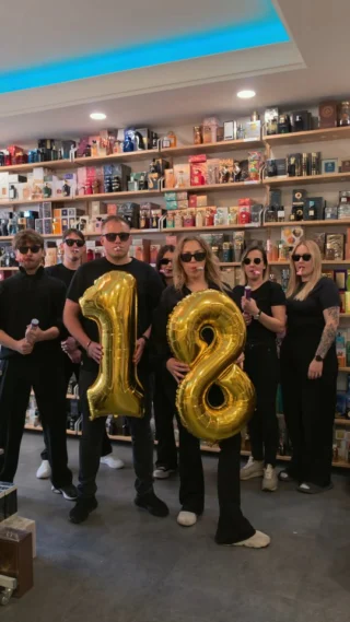 Wchodzimy w dorosłość! 🥂 W ten czwartek Indizio świętuje 18-stkę i z tej okazji mamy dla Was prezenty w postaci konkretnych promocji! 🎁 Nieważne, czy wolisz nas odwiedzić stacjonarnie i pogadać o zapachach, czy wolisz szybkie zakupy online na indizio.pl – zniżki czekają wszędzie! Widzimy się w czwartek? 👋KOD RABATOWY: STOLAT18Kod ważny do 25-04-2026#perfumeriaindizio #urodziny #perfumyarabskie #dlaciebie #warszawa