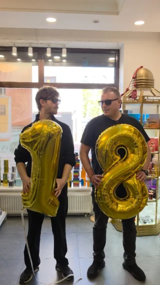 ​No cóż, nie każdy ma tak poukładane priorytety jak my! 😂 Koncerty są super, ale 18-stkę ma się tylko raz! ✨​W Indizio świętujemy na całego – mamy dla Was najlepsze zapachy, które zostaną z Wami na dłużej niż bisy na koncercie. 🎈 Sprawdźcie, co przygotowaliśmy na indizio.pl i dołączcie do naszej wielkiej imprezy! 🥳​A Ty? Świętujesz z nami urodziny? Daj znać w komentarzu, jaki zapach wybierasz na tę okazję! 👇#perfumyarabskie #indizio #urodziny #funnyreels #warszawa