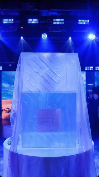 Tak wyglądała premiera zapachu, który przyciąga spojrzenia od pierwszej sekundy. ✨Niebieskie światła, widowiskowy performance i flakon Lattafa Khamrah Waha w centrum uwagi. Ten event miał klimat luksusu, tajemnicy i arabskiej elegancji.Treść nagrana podczas wydarzenia - Premiera Lattafa Khamrah Waha nowe perfumy arabskie w Polsce.Wpadnij do Perfumerii #INDIZIO i poznaj ten zapach bliżej.@scentcorner_pl  @lattafa_perfumes #PerfumeriaIndizio #PerfumyArabskie #Lattafa #KhamrahWaha #NowePerfumy