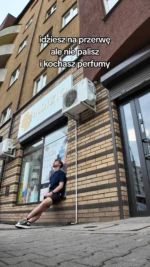 Idziesz na przerwę, nie palisz, ale przecież trzeba coś robić 😂Prawdziwy fan perfum nie potrzebuje papierosa. Wystarczy nowy zapach do przetestowania i chwila spokoju przed perfumerią 😎✨Oznacz osobę, która każdą przerwę zamienia w testowanie perfum 👇#indizio #perfumyarabskie #warszawa #perfumy #perfumeria #kochamperfumy